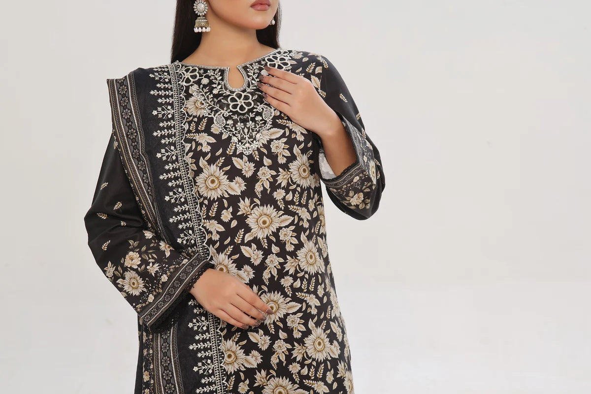 Graceful Black  Cottel Embroidery Suit